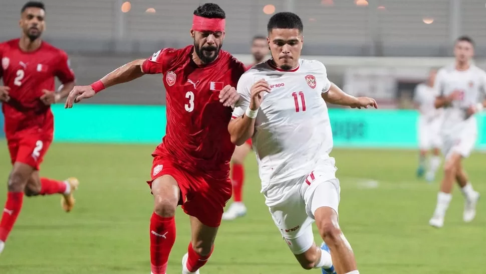 Pesepak bola Timnas Indonesia Ragnar Oratmangoen (kanan) menggiring bola dengan dikawal pesepak bola Timnas Bahrain Waleed Al Hayam (kiri) dalam laga Grup C putaran ketiga Kualifikasi Piala Dunia 2026 zona Asia di Stadion Nasional Bahrain, Kamis (10/10/2024). ANTARA FOTO/HO-PSSI/app/YU