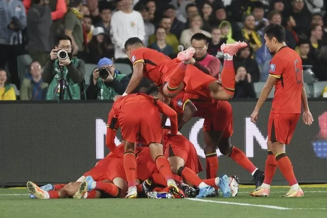 Skuad China merayakan golnya ke gawang Australia di Adelaide Oval, Kamis (10/10/2024). (c) AP Photo/James Elsby