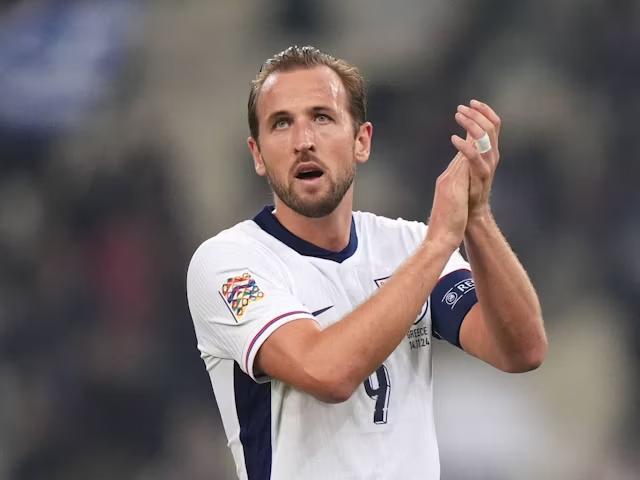 Harry Kane dari Inggris memberi tepuk tangan kepada para penggemar setelah pertandingan pada 14 November 2024 (c) Credit: IMAGO