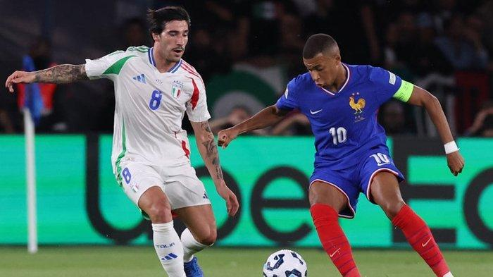 Gelandang Timnas Italia, Sandro Tonali (jersey putih) berduel dengan bintang Prancis, Kylian Mbappe pada pertandingan UEFA Nations League di Parc des Princes, Sabtu (7/9/2024). (figc.it)