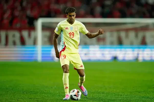 Lamine Yamal dari Spanyol mengoper bola selama pertandingan sepak bola UEFA Nations League A Grup A4 antara Swiss dan Spanyol di Stade de Geneve di Jenewa, Swiss pada 8 September 2024 (c) Credit: IMAGO/Sports Press Photo