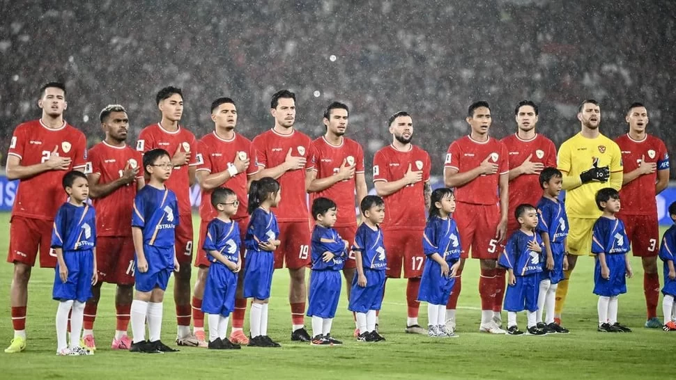 Squad Timnas Indonesia menyanyikan lagu Indonesia Raya sebelum melawan Timnas Jepang pada pertandingan Grup C putaran ketiga Kualifikasi Piala Dunia 2026 Zona Asia di Stadion Utama Gelora Bung Karno, Senayan, Jakarta, Jumat (15/11/2024). (c) ANTARA FOTO/Aprillio Akbar/Lmo/foc.