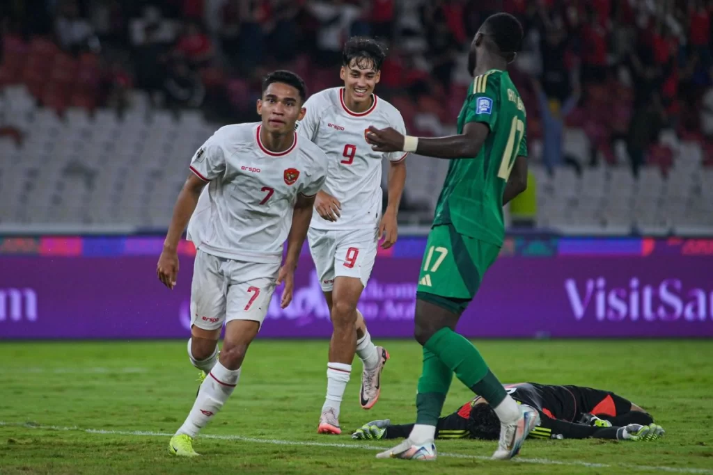 Selebrasi Marselino Ferdinan setelah mencetak gol kedua ke gawang Arab Saudi pada laga Kualifikasi Piala Dunia 2026 di Stadion Utama Gelora Bung Karno, Jakarta, pada Selasa (19/11/2024). (c) KOMPAS.com/Adil Nursalam