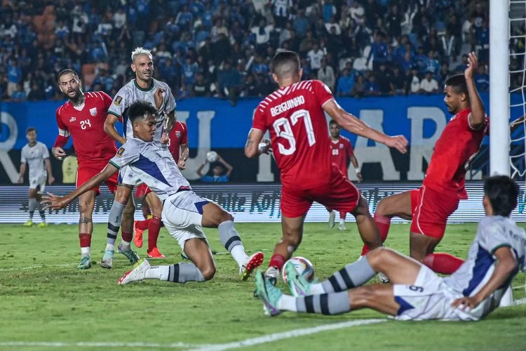 Bek Persib Kakang Rudianto berlomba menyontek bola saat terjadi kemelut di depan gawang Borneo FC Samarinda, dalam laga kedua Piala Presiden 2024, Senin (22/7/024) di Stadion Si Jalak Harupat, Soreang, Kabupaten Bandung. (c) Foto: KOMPAS.com/ADIL NURSALAM