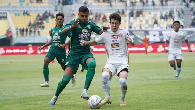 Pemain Persebaya Surabaya, Silva Paixao Yan Victor ( dua kiri), berebut bola dengan pemain Persija Jakarta, Ryo Matsumura, dalam pertandingan pekan ke-22 BRI Liga 1 2023/2024 yang berlangsung di Stadion Gelora Bung Tomo, Surabaya, Sabtu (9/12/2023). (c) Dok. Persija Jakarta