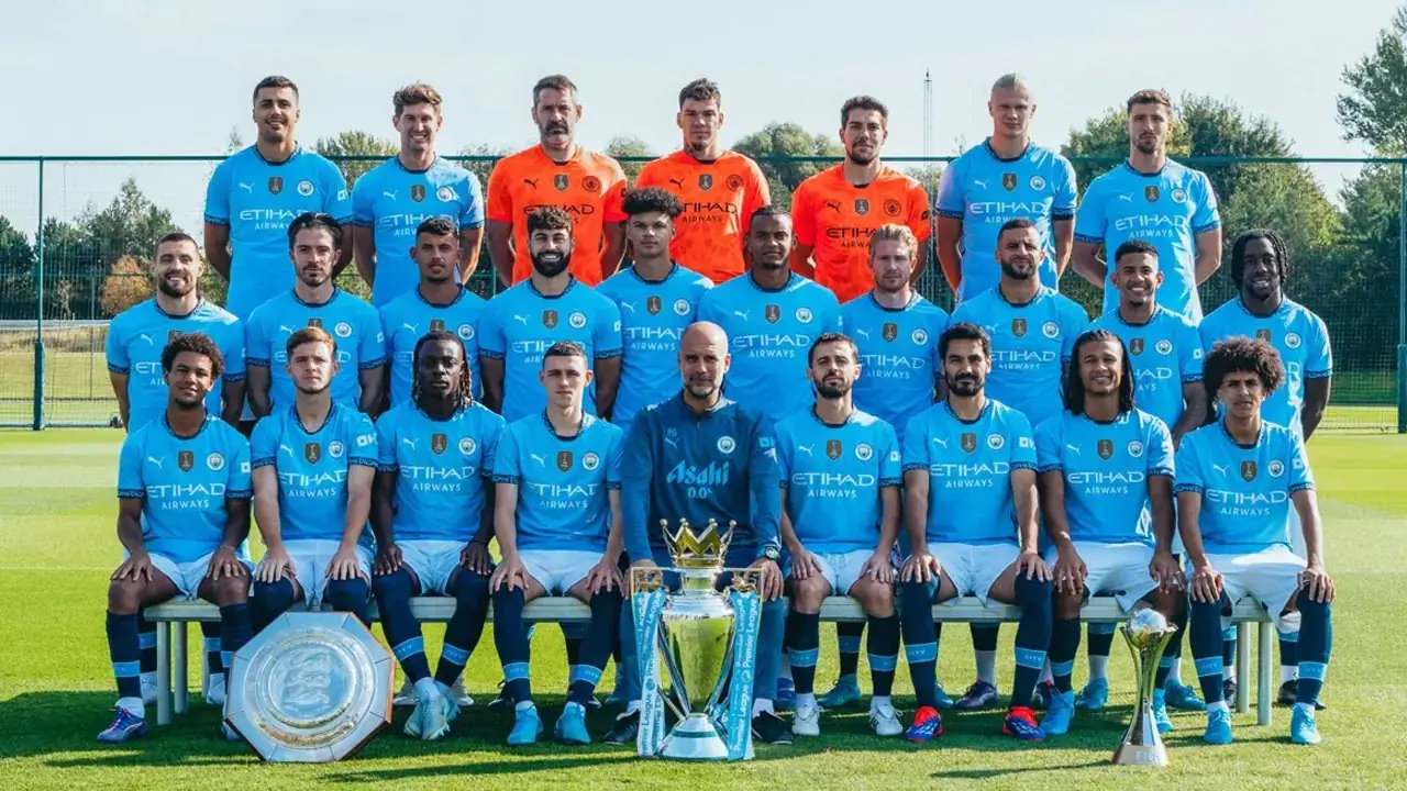 Squad Manchester City 2024-2025 (c) Galeri: Foto resmi tim City 2024-25/Man City Editorial