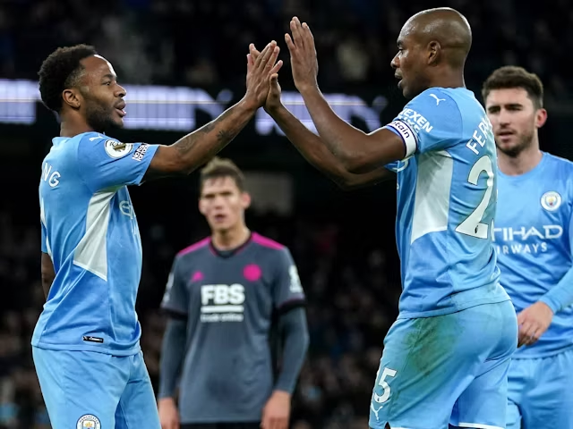 Raheem Sterling dan Fernandinho dari Manchester City merayakan kemenangan melawan Leicester City pada 26 Desember 2021 (c) Imago