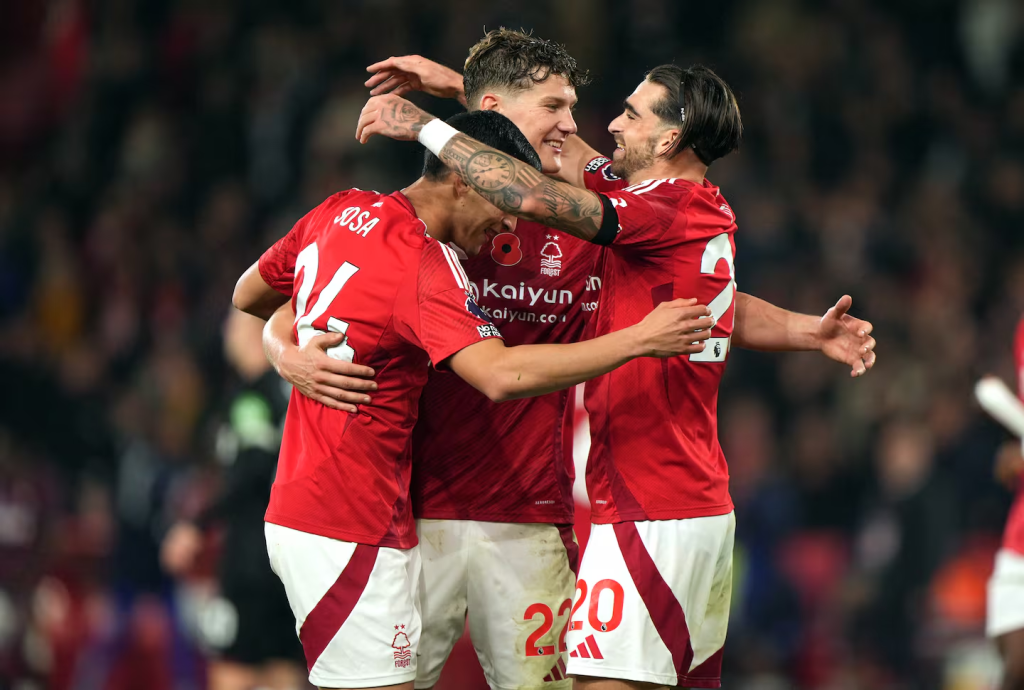 Pemain Nottingham Forest Ramón Sosa, Ryan Yates dan Jota Silva merayakan kemenangan 3-0 atas West Ham di City Ground (c) Joe Giddens/PA