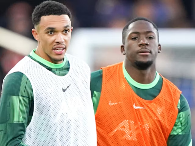 Trent Alexander-Arnold dan Ibrahima Konate dari Liverpool akan melakukan pemanasan pada 5 November 2023 © IconSport/Sportsmole