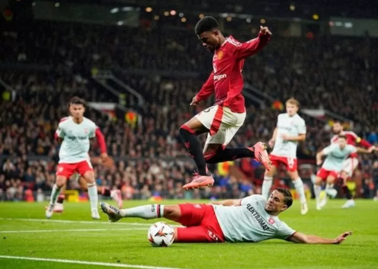 Aksi Amad Diallo dalam laga Liga Europa antara Manchester United vs Twente, Kamis (26/9/2024). (Foto: AP Photo/Dave Thompson