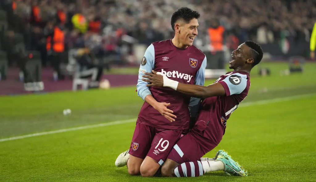 Selebrasi pemain West Ham United, Edson Alvarez (kiri) dan Mohammed Kudus, setelah mencetak gol ke gawang Freiburg dalam laga pamungkas fase Grup A Europa League 2023/2024 yang berlangsung di London Stadium, Jumat (15/12/2023). (AP Photo/Kirsty Wigglesworth)