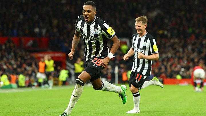 Pemain Newcastle United Joe Willock melakukan selebrasi usai mencetak gol ke gawang Manchester United dalam pertandingan babak keempat Carabao Cup di Old Trafford, Manchester, 2 November 2023. REUTERS/Molly Darlington