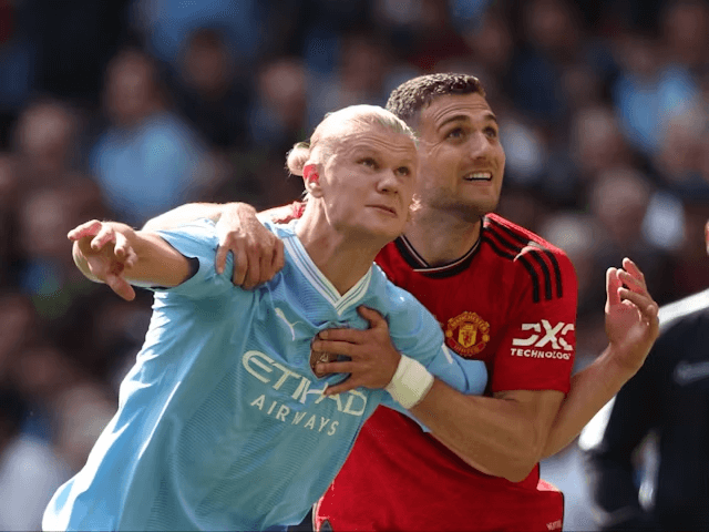 Erling Haaland dari Manchester City dan Diogo Dalot dari Manchester United difoto pada 25 Mei 2024 (c) IMAGO