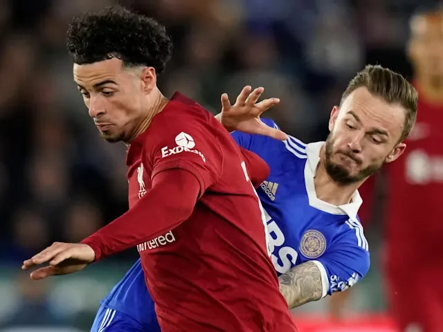 Curtis Jones dari Liverpool beraksi dengan James Maddison dari Leicester City pada 15 Mei 2023 (c) IMAGO