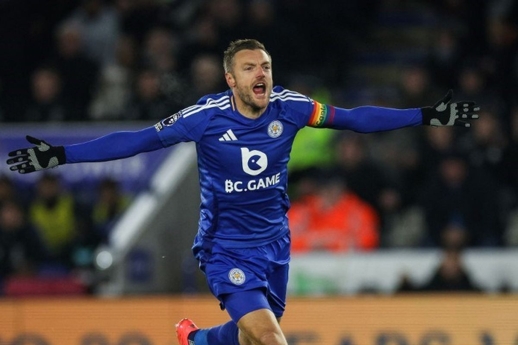 Striker Leicester City, Jamie Vardy, melakukan selebrasi setelah mencetak gol kontra West Ham United di King Power Stadium di Leicester pada 3 Desember 2024.(AFP/ADRIAN DENNIS)