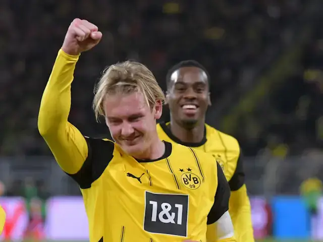 Julian Brandt dan Jamie Gittens dari Borussia Dortmund merayakan kemenangan pada 23 November 2024 (c) IMAGO