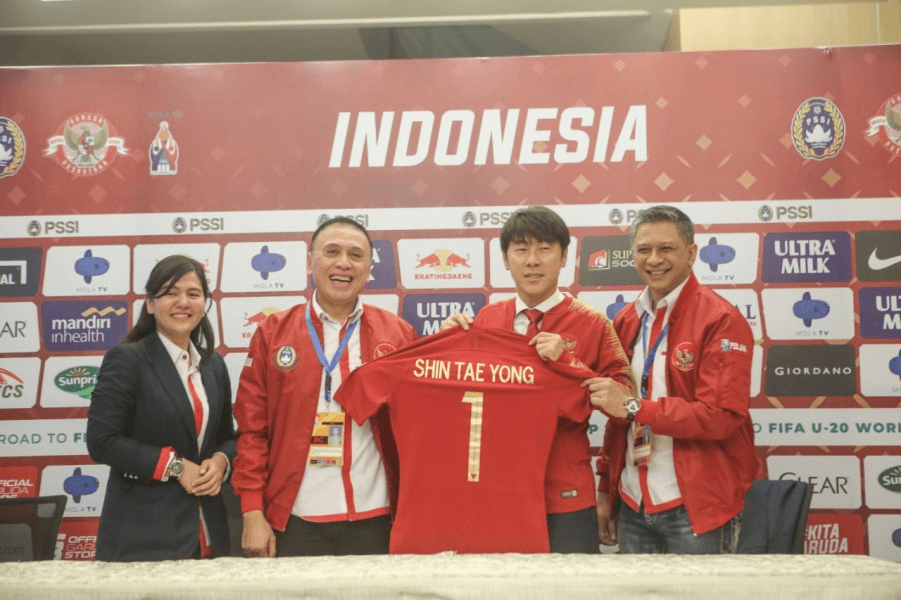 Ketua Umum PSSI, Mochammad Iriawan (kiri) bersama pelatih baru Timnas Indonesia, Shin Tae-Yong saat perkenalan di Ruang VVIP Stadion Pakansari, Kab Bogor, Jawa Barat, Sabtu (28/12/2019). Shin Tae-Yong dikontrak menjadi pelatih Timnas Indonesia selama 4 tahun (c) PSSI