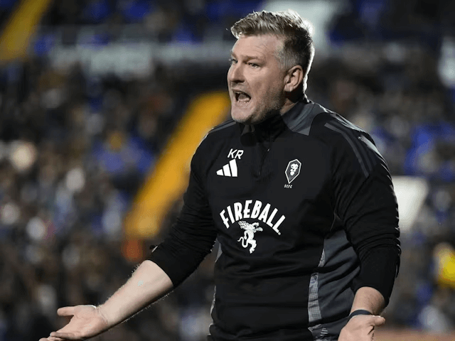 Manajer Salford City Karl Robinson pada 27 September 2024 (c) IMAGO