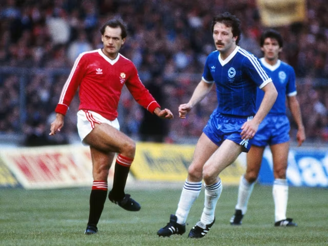 Ray Wilkins dari Manchester United beraksi dengan Jimmy Case dari Brighton & Hove Albion pada tanggal 26 Mei 1983 (c) Imago