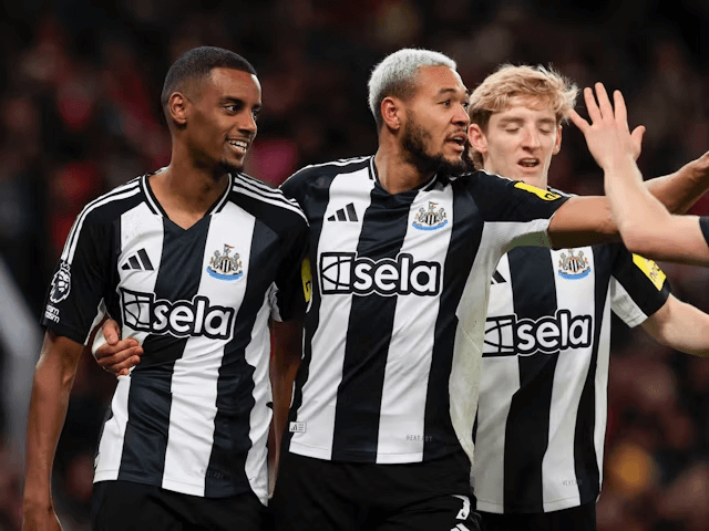 Alexander Isak, Joelinton dan Anthony Gordon dari Newcastle United merayakan gol pada 30 Desember 2024 (c) IMAGO