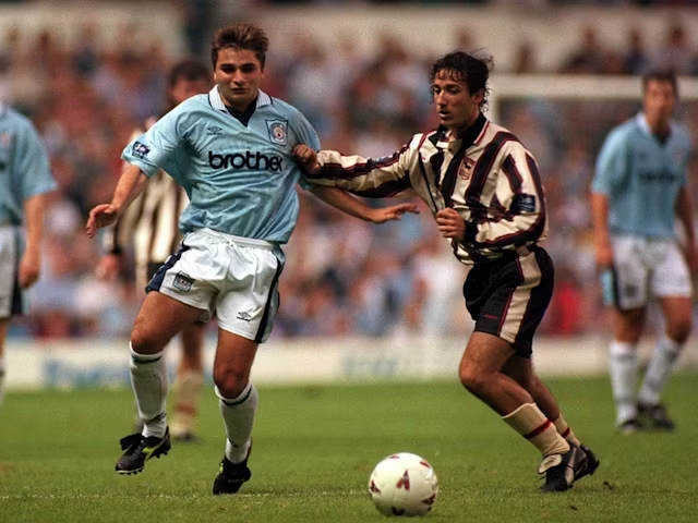 Georgi Kinkladze dari Manchester City beraksi dengan Mauricio Tariccoon dari Ipswich Town pada 12 Agustus 1986 (c) IMAGO