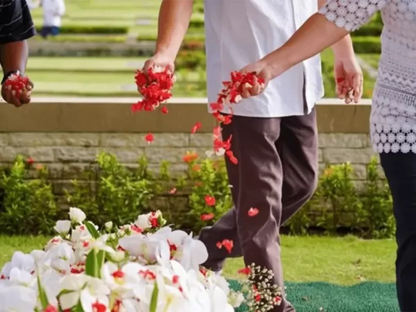 Menabur Bunga di Makam, Bid'ah atau Sunnah? Simak Penjelasannya!