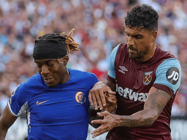 Noni Madueke dari Chelsea beraksi dengan Emerson Palmieri dari West Ham United pada 20 Agustus 2023 (c) Imago