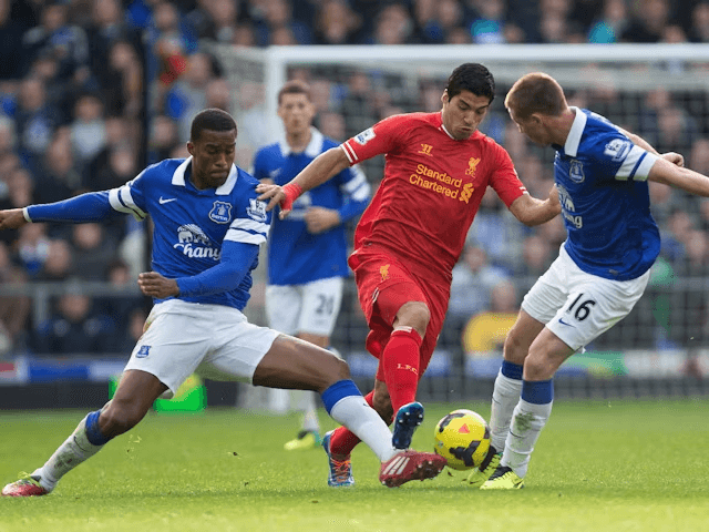 Luis Suarez dari Liverpool bersama Sylvain Distin dan James McCarthy dari Everton pada tanggal 23 November 2013 (c) Imago