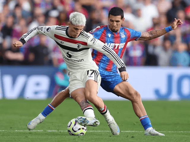 Daniel Munoz dari Crystal Palace beraksi melawan Alejandro Garnacho dari Manchester United pada 21 September 2024 (c) IMAGO