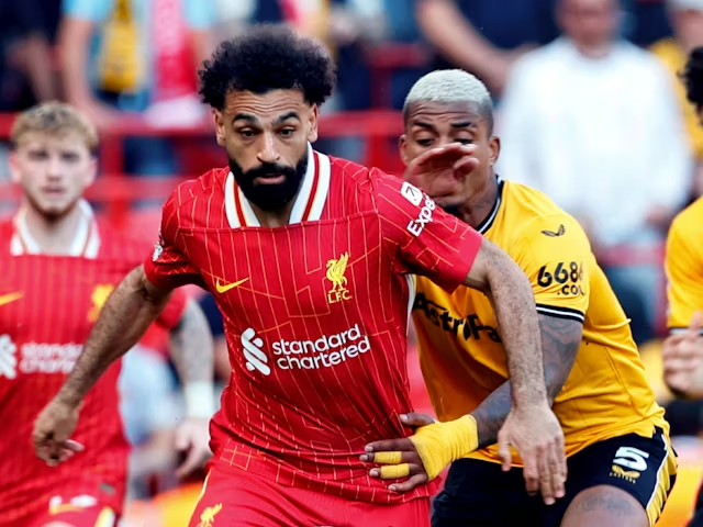 Mohamed Salah dari Liverpool beraksi bersama Mario Lemina dari Wolverhampton Wanderers pada 19 Mei 2024 (c) Imago