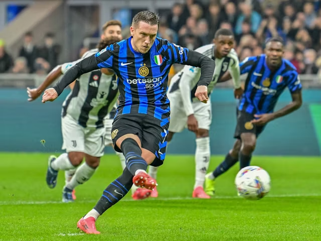 Piotr Zielinski mengambil penalti untuk Inter Milan pada 27 Oktober 2024 (c) Imago