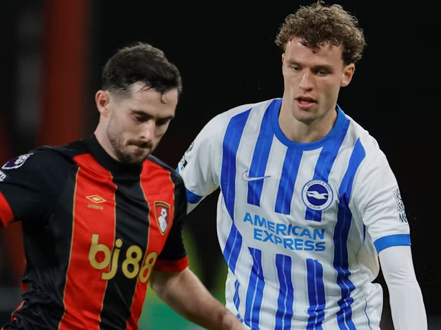 Mats Wieffer dari Brighton & Hove Albion dan Lewis Cook dari Bournemouth difoto pada tanggal 23 November 2024 (c) Imago