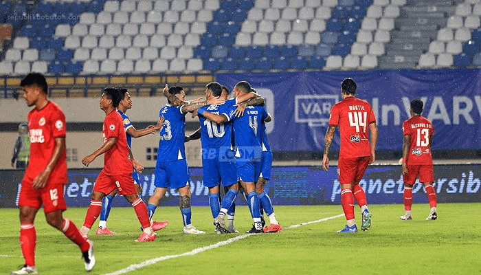 Ciro Alves dan para pemain Persib merayakan gol ke gawang Semen Padang. (Adam Husein/REPUBLIKBOBOTOH.COM)