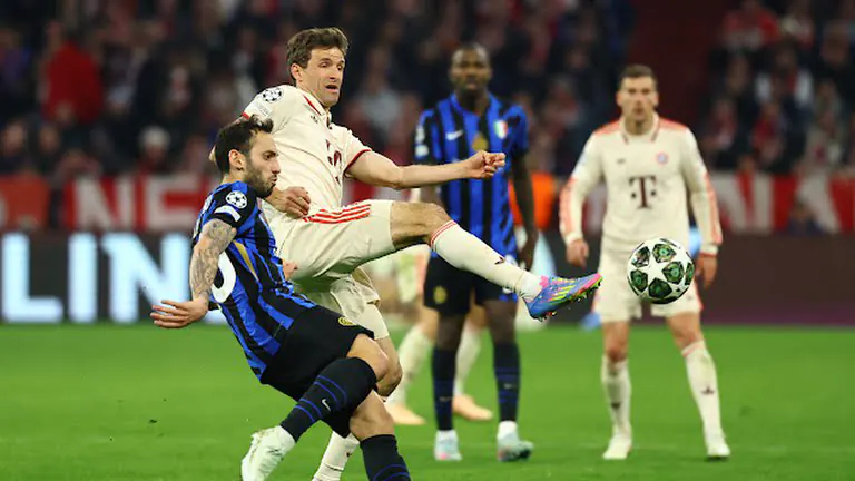 Aksi Thomas Müller dari Bayern Munchen saat menjebol gawang Inter Milan pada 8 April 2025 (c) Lenta.ru
