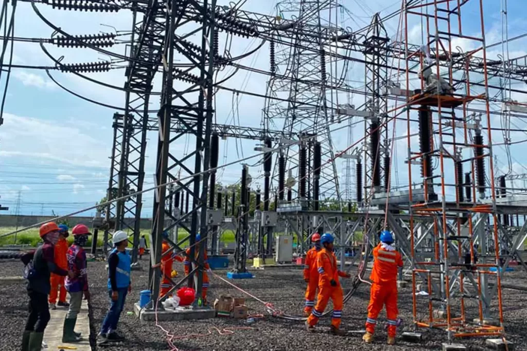 Ratusan petugas PLN diterjunkan guna melakukan perbaikan serta menginvestigasi penyebab gangguan listrik di Bali.