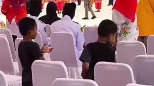 Viral: 2 Bocah Pungut Sisa Kue Usai HUT RI di Gowa