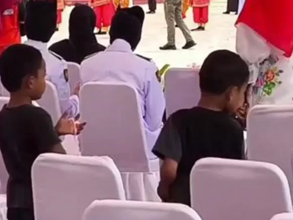 Viral: 2 Bocah Pungut Sisa Kue Usai HUT RI di Gowa