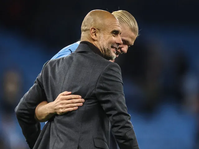 Manajer Manchester City Pep Guardiola bersama Erling Haaland pada 18 September 2025 (c) Sportsmole.co.uk.