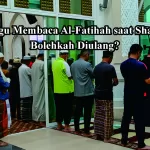 Ilustrasi jamaah shalat khusyuk di dalam masjid, menampilkan gerakan rukuk dan sujud.