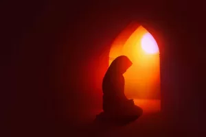 Seorang Muslim berdoa dengan penuh kesadaran bahwa Allah selalu bersamanya