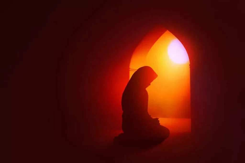 Seorang Muslim berdoa dengan penuh kesadaran bahwa Allah selalu bersamanya