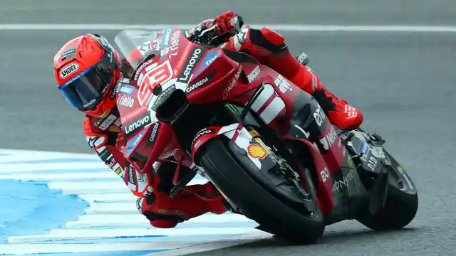 Pembalap Ducati Lenovo, Marc Marquez, berhasil meraih pole position setelah mengukir waktu tercepat pada kualifikasi MotoGP Spanyol 2026 di Sirkuit Jerez, Sabtu (25042026) sore WIB. (AFPPierre-Philippe MARCOU)