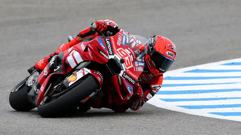 Pembalap Ducati Lenovo, Marc Marquez, berhasil meraih podium juara sprint race MotoGP Spanyol di Sirkuit Jerez, Sabtu (25/04/2026) malam WIB. Padahal, Marquez sempat terjatuh pada lap ke-8. (AFP/Pierre-Philippe MARCOU)