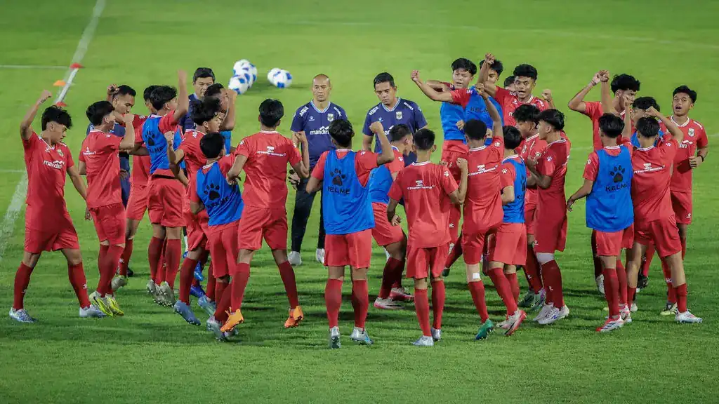 Pelatih Timnas Indonesia U-17 Kurniawan Dwi Yulianto (tengah) memimpin sesi latihan di Stadion Gelora 10 November, Surabaya, Jawa Timur, Kamis (9/4/2026). ANTARA FOTO/Rizal Hanafi/agr