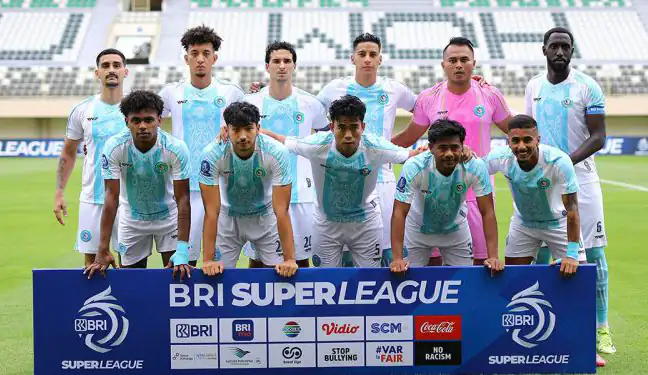 Para pemain PSBS Biak foto bersama jelang salah satu laga Super League musim 2025-2026. Foto: Dokumen iLeague