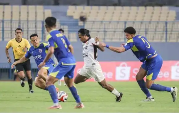 Pemain Arema FC, Walisson Maia (kanan), mengejar pemain Persik Kediri, Supriadi (kedua kanan), dalam pertandingan pekan ke-31 Super League 2025/2026 di Stadion Gelora Joko Samudro, Gresik, Jawa Timur, Minggu (3/5/2026).Saat ini tim berjuluk Singo Edan fokus sapu bersih dua laga tersisa. (Sumber: ANTARA/Rizal Hanafi)