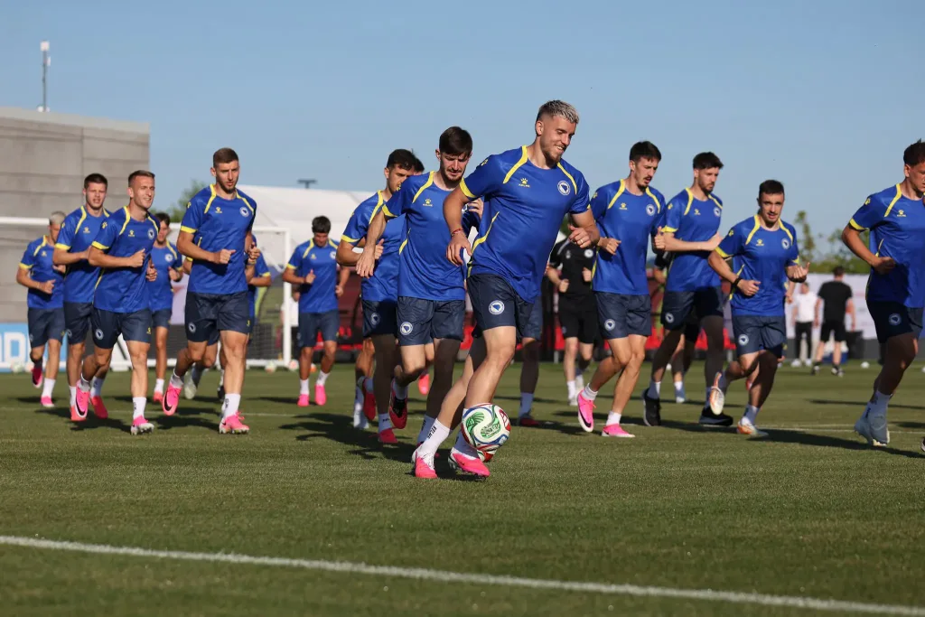 Tim Dragons, setibanya di Toronto kemarin, mengadakan sesi latihan pertama mereka dan memulai fase persiapan terakhir untuk pertandingan melawan Kanada. (X/Twitter/@NFSBiH )
