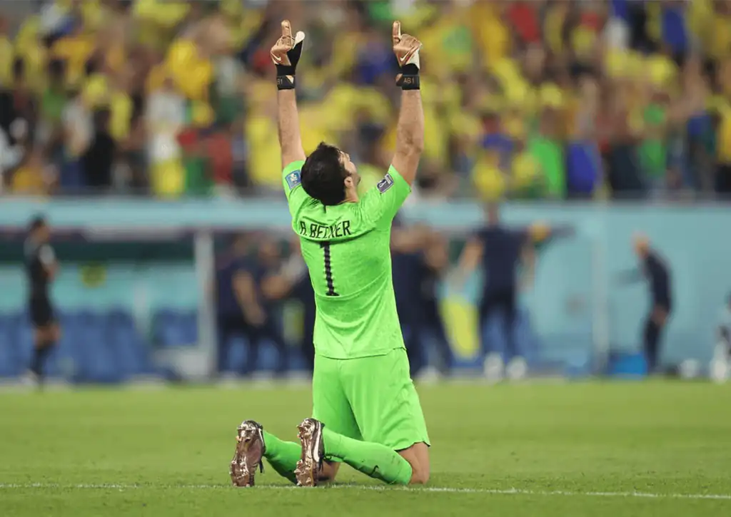 Alisson Becker dari Brasil merayakan gol selama pertandingan Grup G Piala Dunia FIFA Qatar 2022 antara Brasil dan Swiss di Stadion 974 pada 28 November 2022 di Doha, Qatar. (c) FIFA/Catherine Ivill/Getty Images