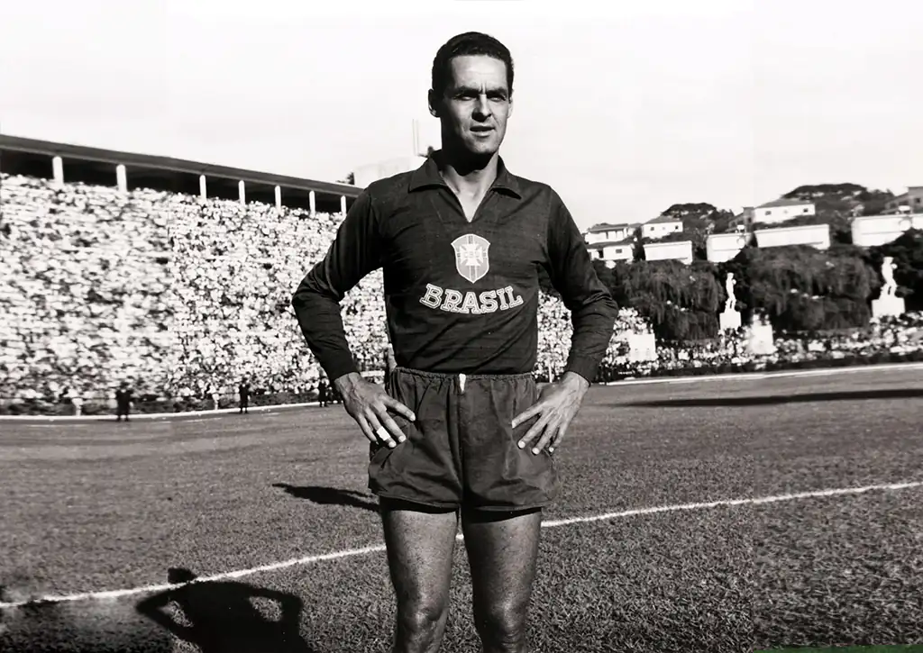 Gilmar, kiper internasional Brasil, difoto sebelum pertandingan. Gilmar adalah kiper terbaik di Brasil selama bertahun-tahun dan bermain di 3 Piala Dunia, termasuk dalam tim Brasil yang memenangkan Piala Dunia 1958 dan 1962. (c) FIFA/Popperfoto/Getty Images