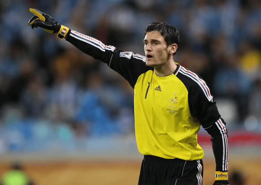 Kiper Prancis Hugo Lloris memberi isyarat selama pertandingan sepak bola putaran pertama Grup A Piala Dunia 2010 melawan Uruguay pada 11 Juni 2010 di stadion Green Point di Cape Town. (c) FIFA/KARIM JAAFAR/AFP via Getty Images